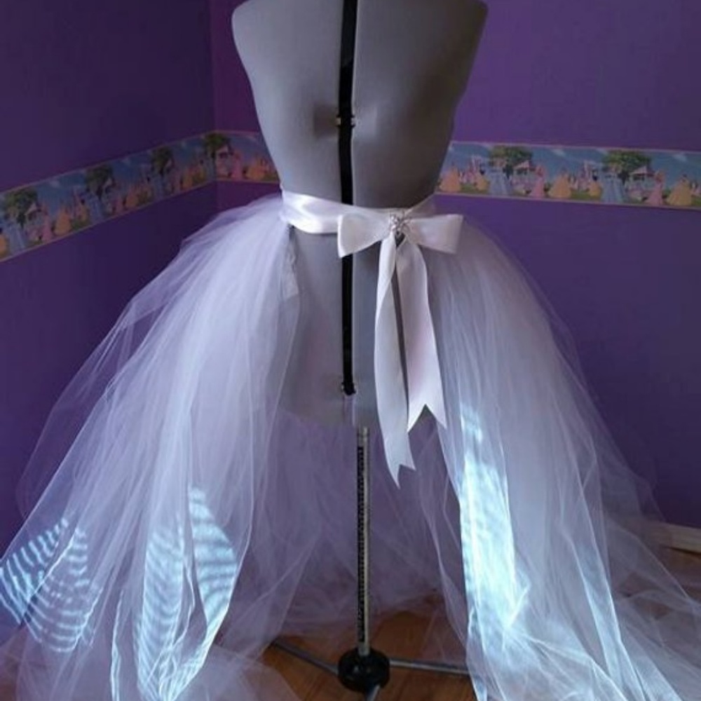 5 Foot Long Detachable Wedding Train - Picture 3 of 6